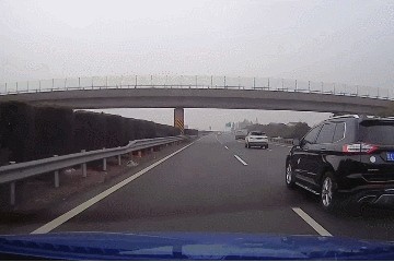 垂头喝水路虎高速翻起跟斗一个细节保住了命