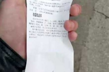 男人无证驾驭被查后仍固执挪车我技能还在呀