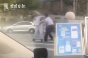 车辆无卡被拒进小区奔跑男持凳追打保安被拘留